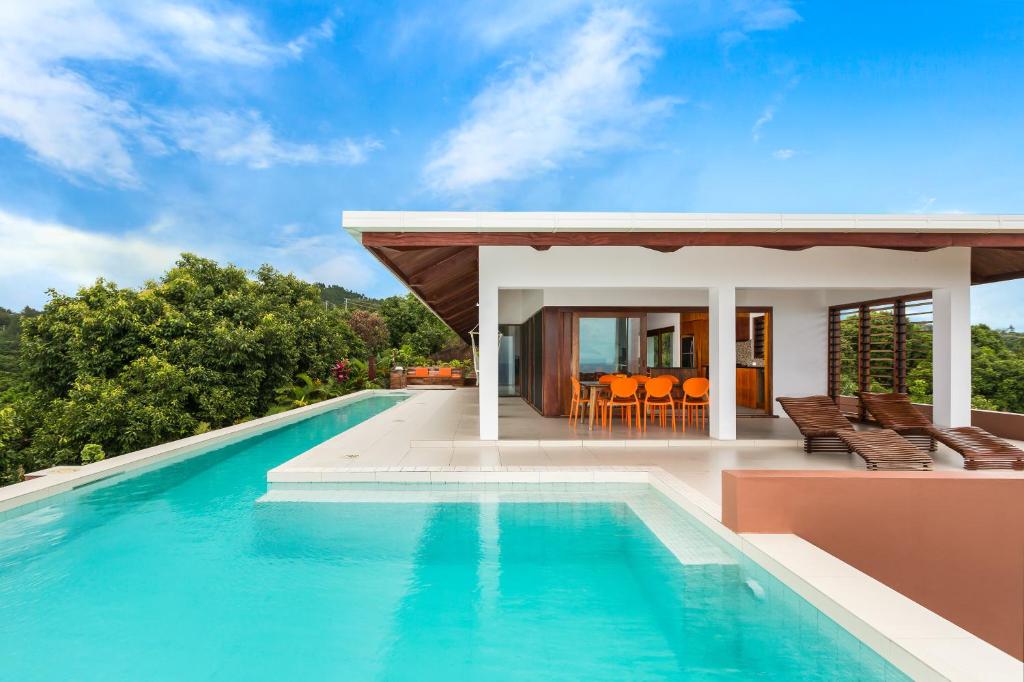 TanganggePrivate Holiday House的一座带游泳池和房子的别墅