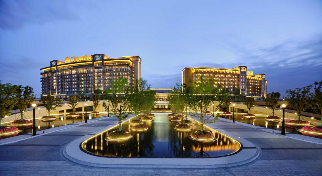 上海上海三甲港绿地铂瑞酒店-提供浦东机场和迪士尼班车的两座建筑前有河流的城市