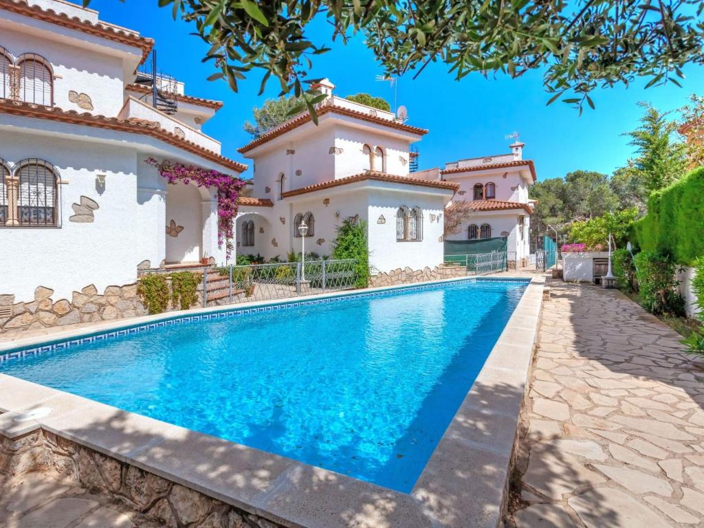 霍斯皮塔勒·德尔英福Villa Estrella by Interhome的别墅前设有游泳池