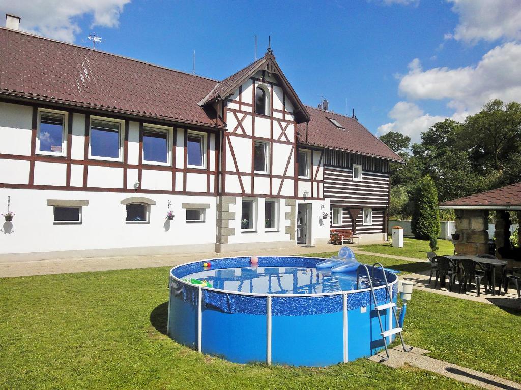 StvolínkyHoliday Home Sezímky by Interhome的庭院前带游泳池的房子