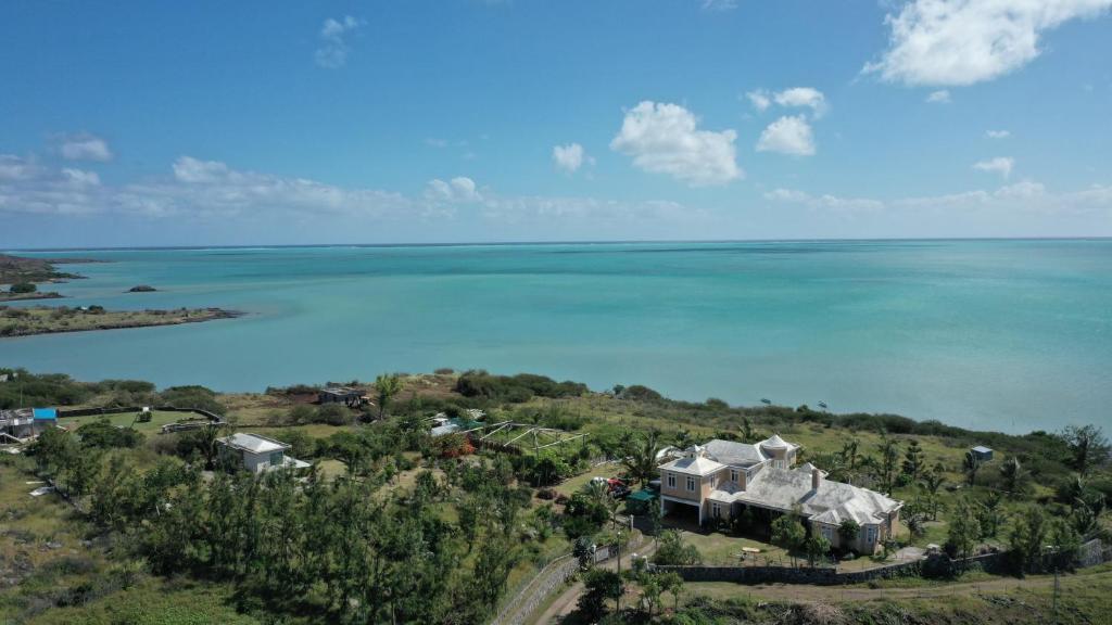 Rodrigues Island避风港旅馆的房屋和海洋的空中景致