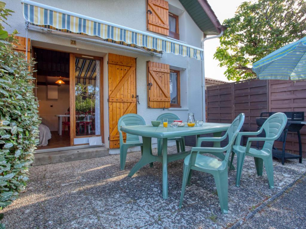 米尼赞海滩Apartment Les Landaises by Interhome的房子前面的一张桌子和椅子