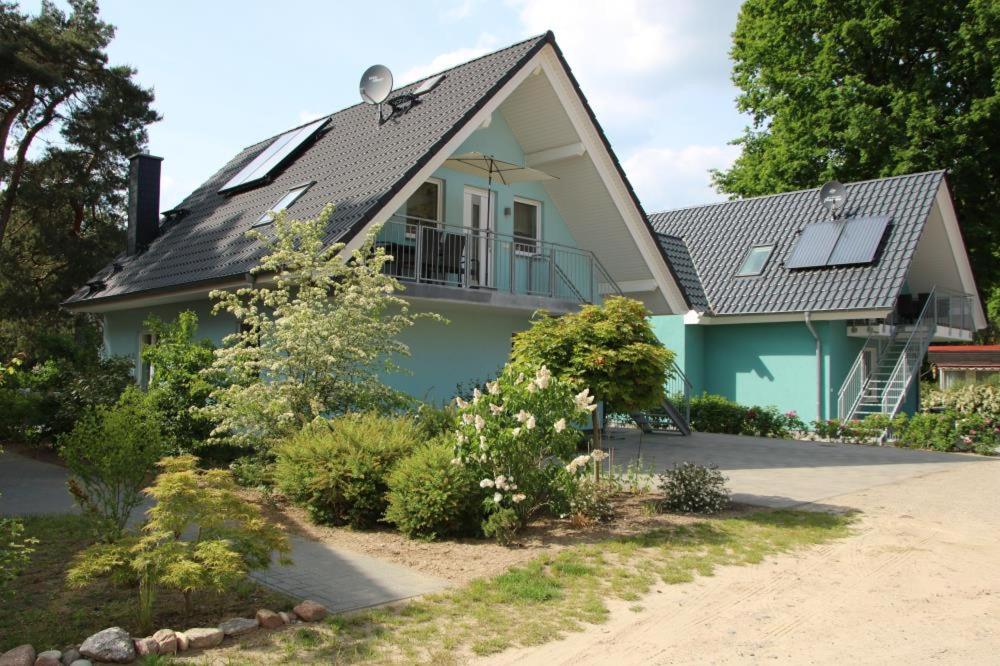 勒伯尔K 100 OG - charmante Ferienwohnung für die ganze Familie in Röbel an der Müritz的上面有日光浴室的房子