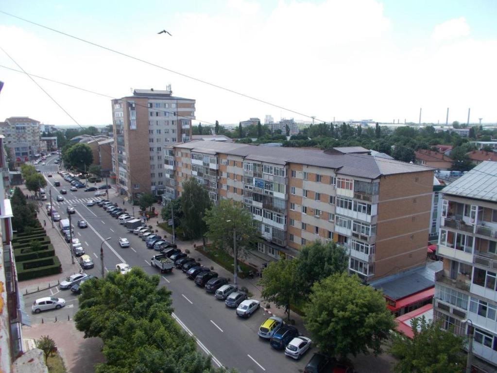 特尔戈维什泰Apartament Tanya的城市街道上可停放汽车的空中景观