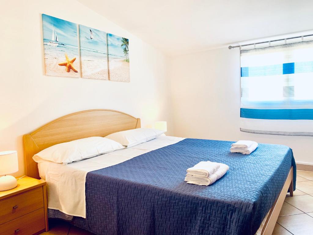 拉古萨码头Emilio's的一间卧室配有一张床,上面有两条毛巾