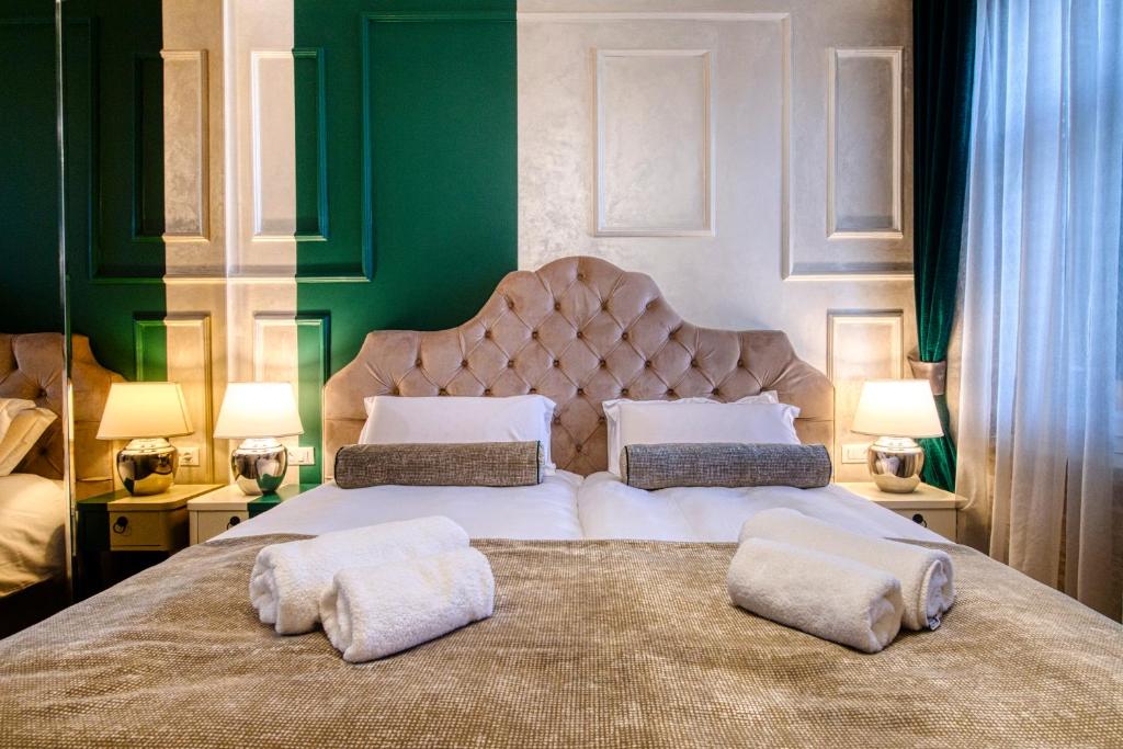 扎达尔Riva Palace - design rooms的一间卧室配有一张大床和两个枕头