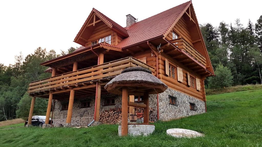 隆代克-兹德鲁伊Dom Trzech Braci的绿色田野上带屋顶的小木屋