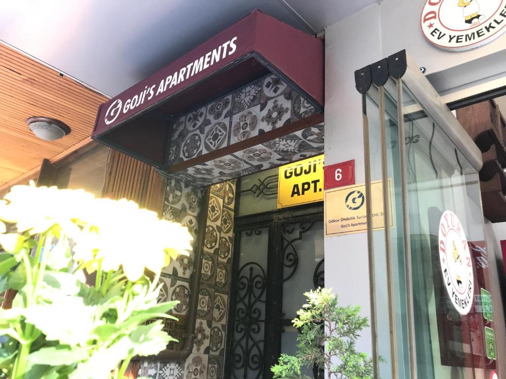 伊斯坦布尔戈吉斯公寓式酒店的门上标有标志的商店前