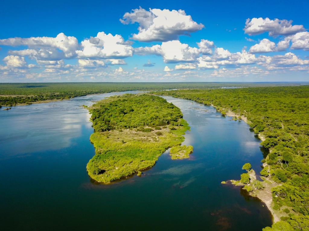 维多利亚瀑布Tsowa Safari Island的享有河流和绿色岛屿的空中景色