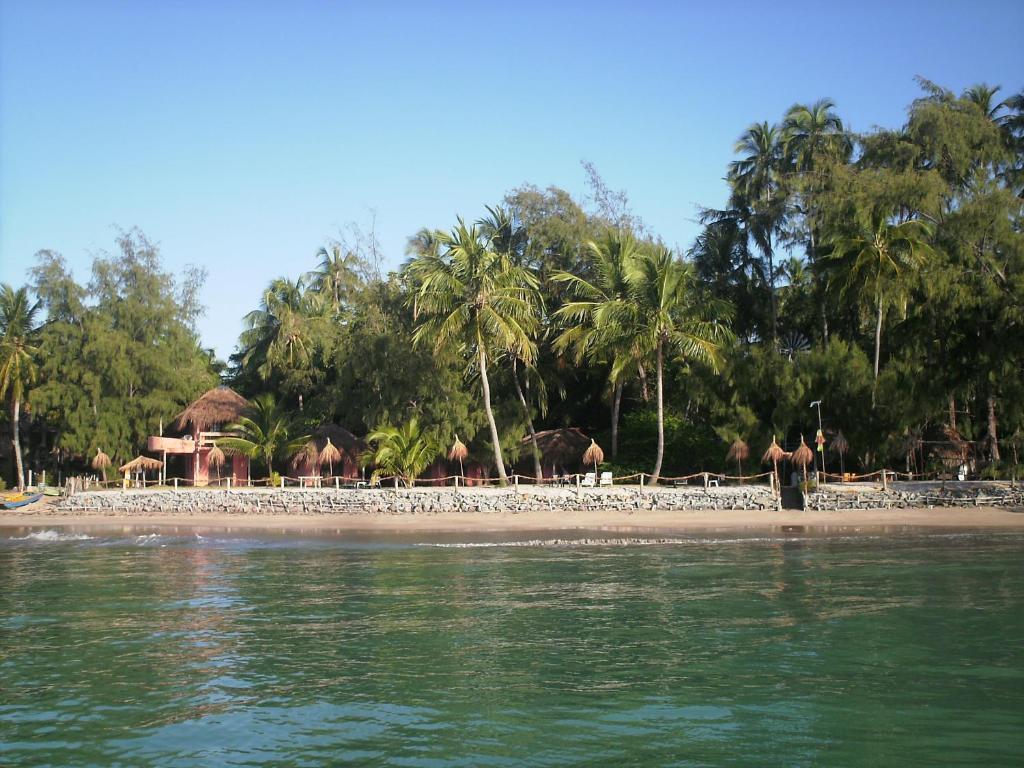 雅帕拉廷加Pousada Doze Cabanas的棕榈树和大象的海滩