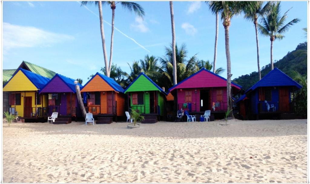 拉迈纽哈特简易别墅酒店的海滩上一排色彩缤纷的房屋