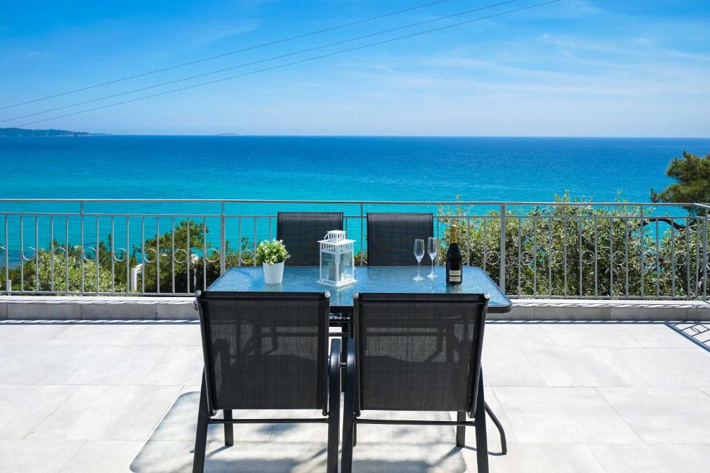 利迈纳里亚Endless View Villa的一张桌子和椅子,享有海景