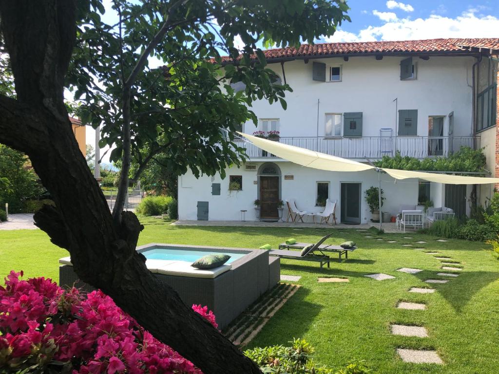 蒙多维Casa La Preziosa的庭院中带游泳池的房子