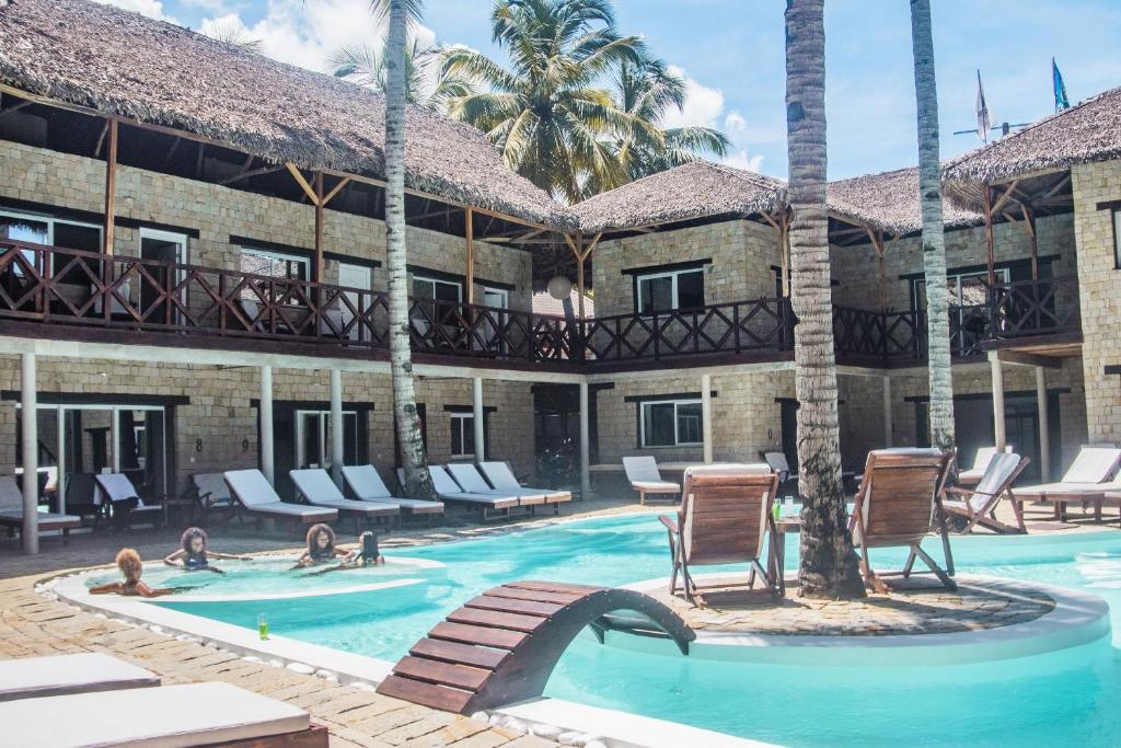 贝岛Hotel La Bombonera的一个带游泳池和棕榈树的度假村