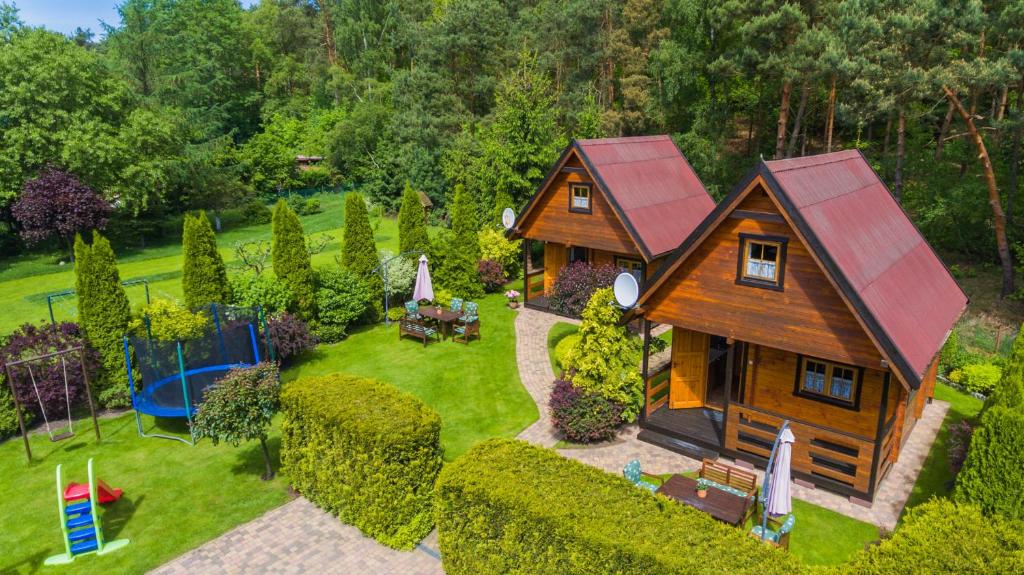 斯图托沃Domki na Leśnej的享有庭院中木屋的空中景致