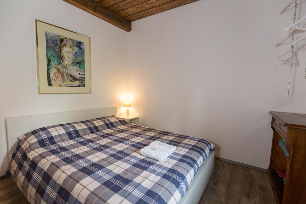 伊德里亚Slabnik Nature Escape的一间小卧室,配有蓝色和白色的铺面床