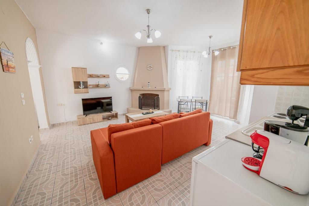 奥弗里安Family resort 2的客厅配有橙色沙发和壁炉
