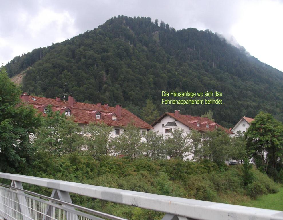 阿尔高内的伊门施塔特Appartemant Steineberg的山前山丘上的一群房子