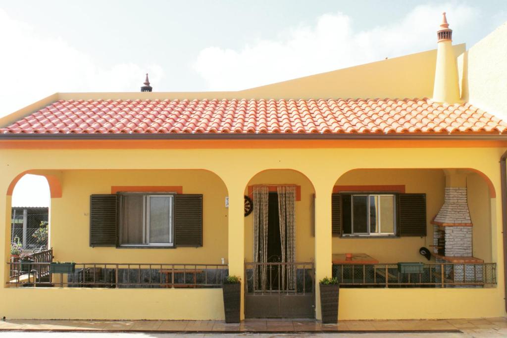 维拉多比斯坡Abrigo das Nortadas的黄色的房屋,有红色的屋顶