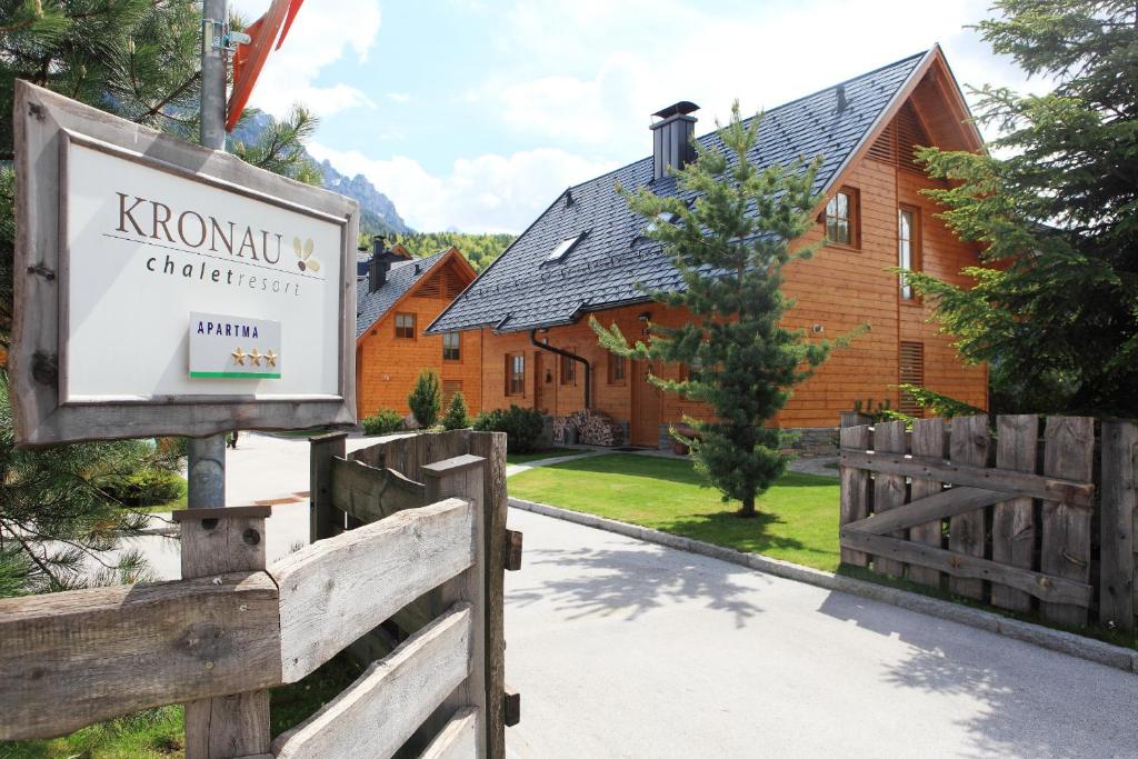 克拉尼斯卡戈拉Kronau Chalet Resort的房屋前有栅栏的标志