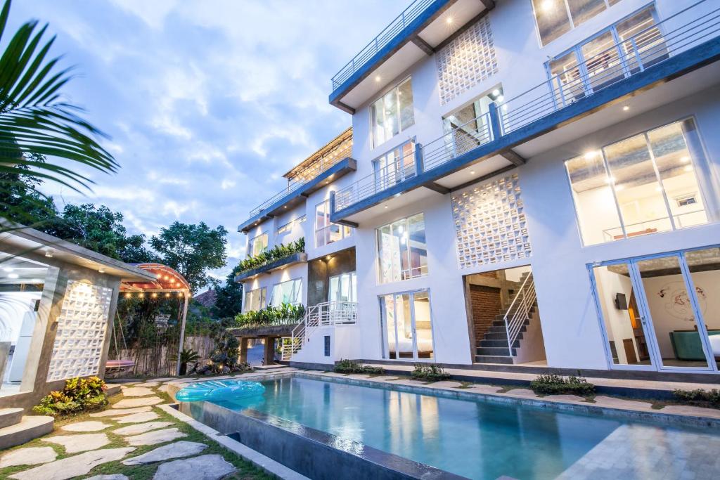 孟威Ohana Retreat Bali的一座房子前面设有游泳池