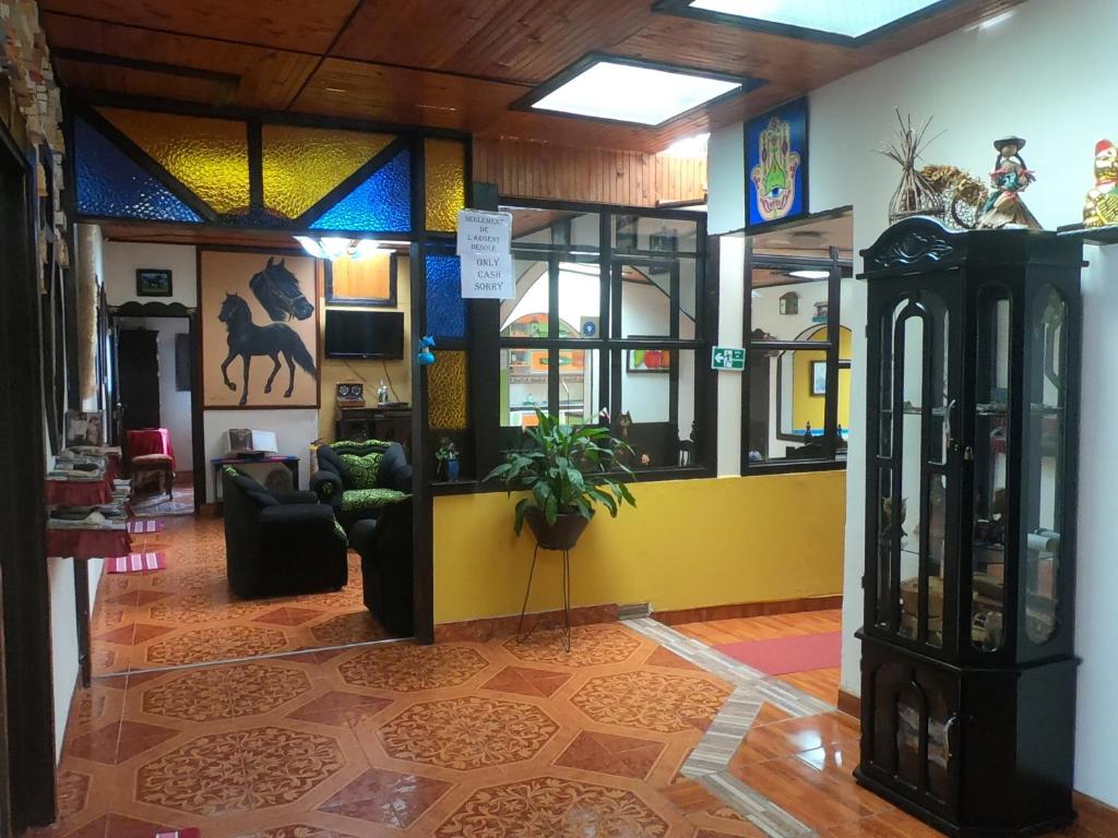 萨兰托玛塔托里马旅馆的带沙发和黄色墙壁的客厅