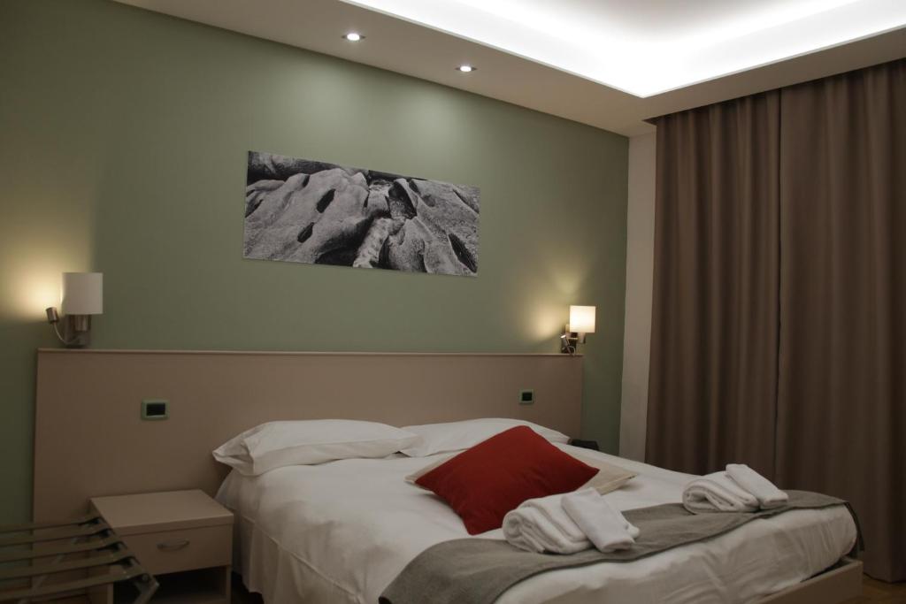 韦特拉拉艾尔伯格达本尼德塔酒店的酒店客房,配有带毛巾的床