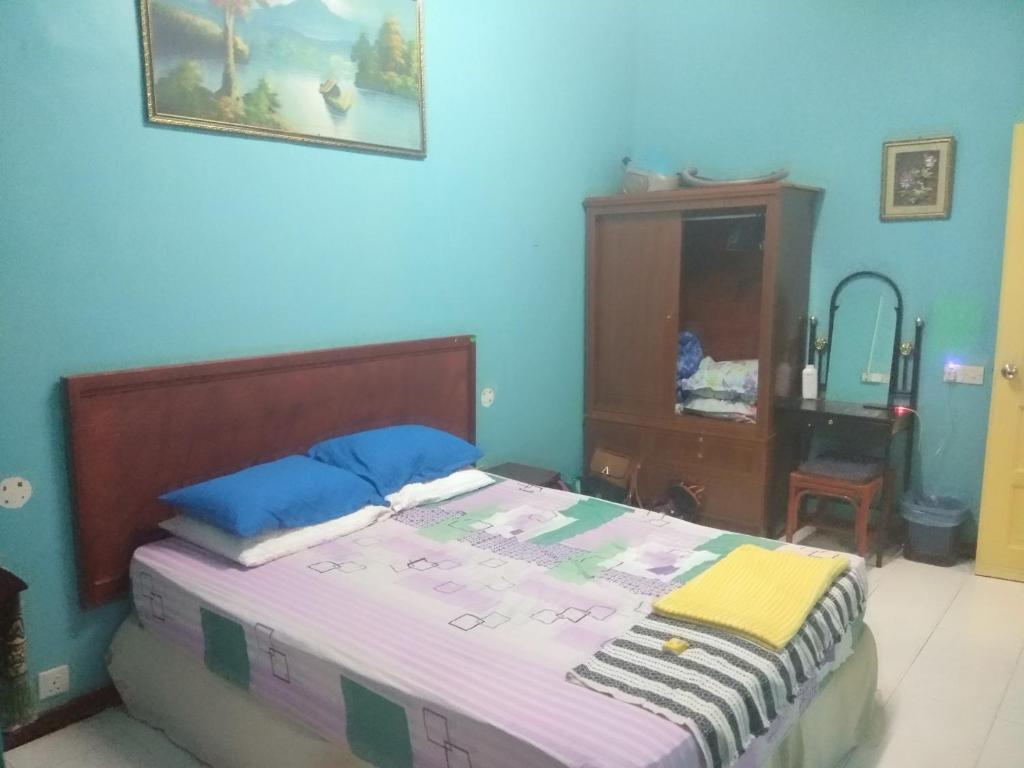 瓜埠赛丽拉吉达公寓的一间卧室配有一张蓝色墙壁的床和梳妆台