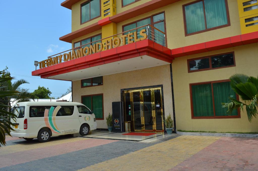 姆特瓦拉Tiffany Diamond Hotels - Mtwara的停在大楼前的白色货车