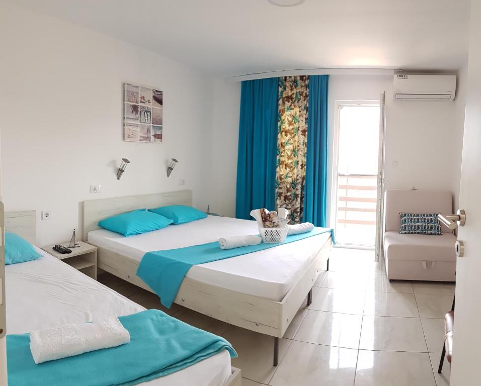 斯塔多伊兰Apartments Villa Naumovi的蓝色和白色的客房内的两张床