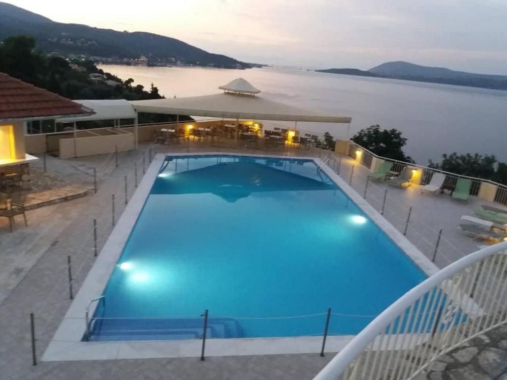 尼基亚娜Sunrise Hotel Nikiana Lefkada的享有水景的大型游泳池