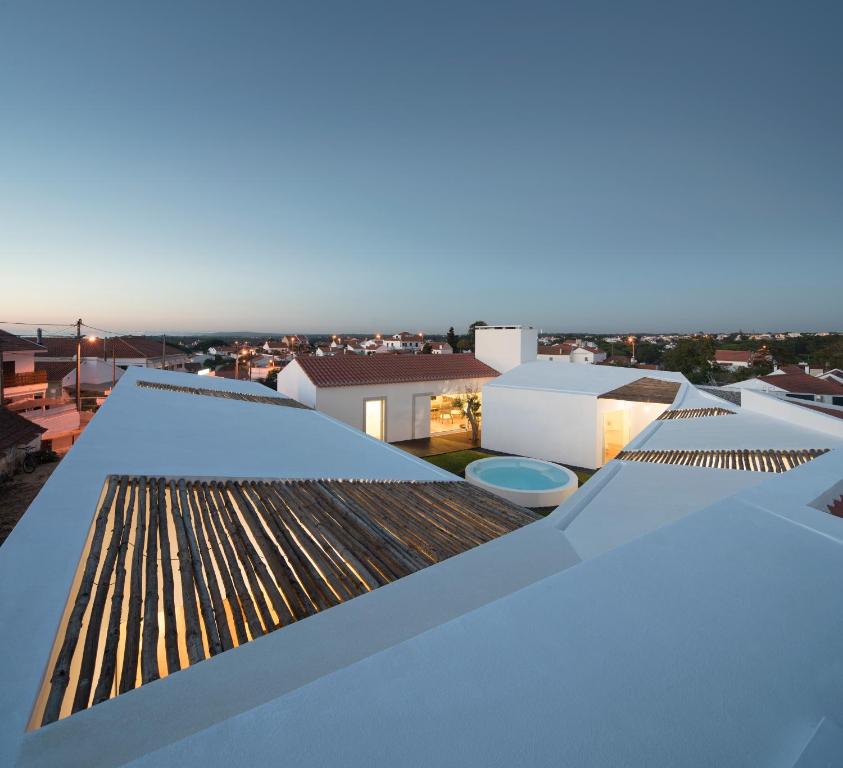 塞图巴尔Pátio do Meco的从建筑物屋顶上可欣赏到风景