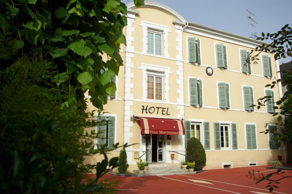 波城The Originals Boutique, Villa Montpensier, Pau (Inter-Hotel)的前面有一个红色遮阳篷的酒店