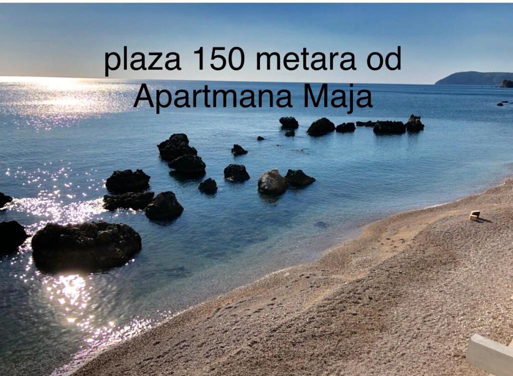 巴尔Apartmani Maja的享有海滩和岩石的景色