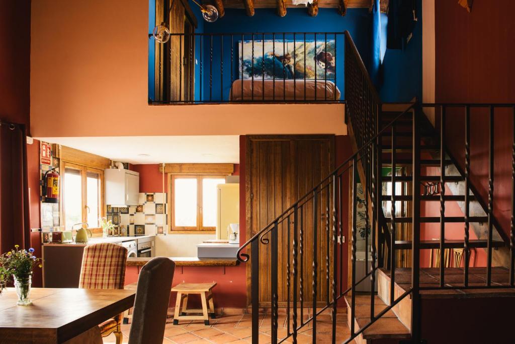 加列戈斯Las Casitas de la Data的一间厨房和一间带楼梯的客厅。