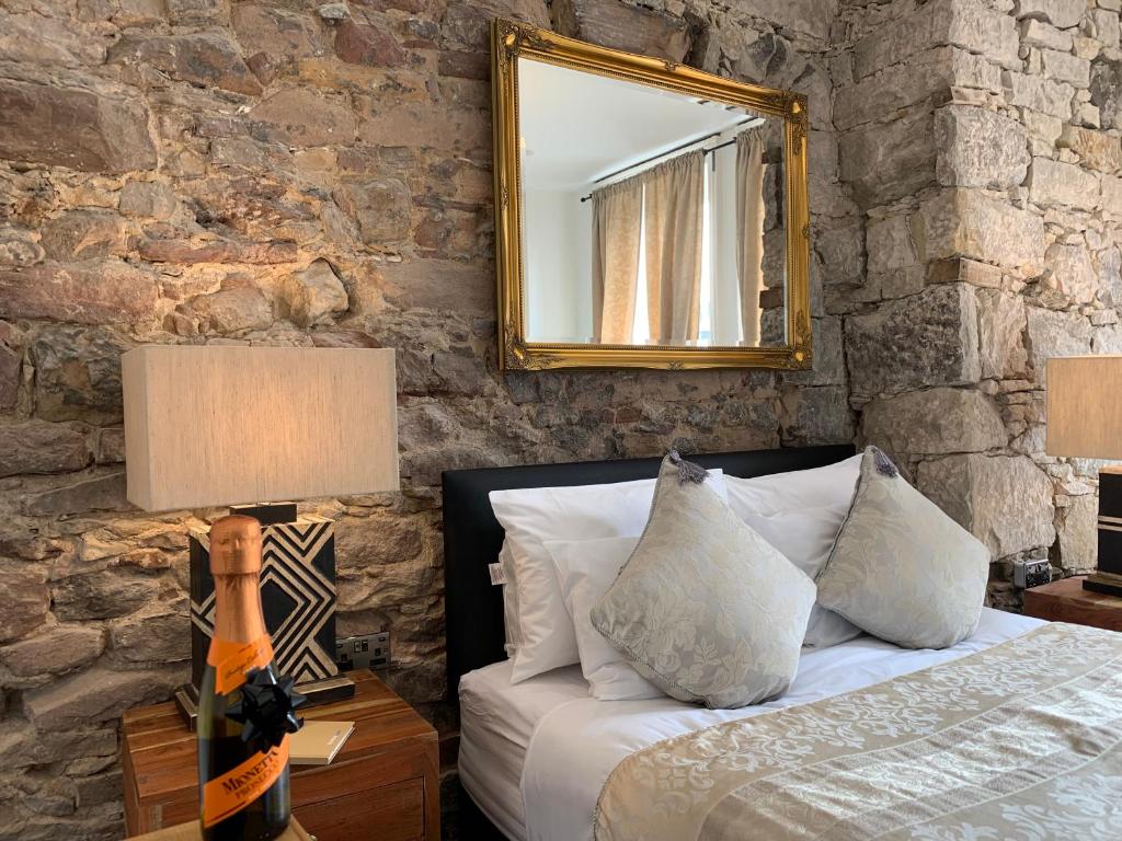 爱丁堡皇家大道城堡附近宾馆的卧室配有一张床,墙上设有镜子