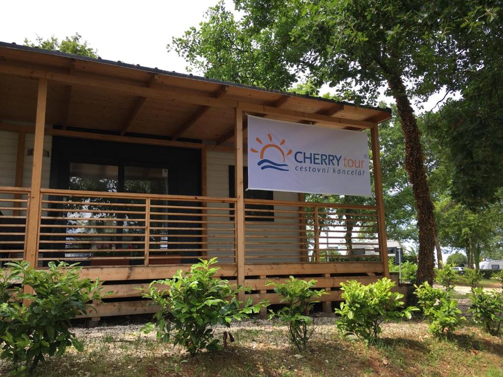 波雷奇CHERRY Premium ADRIA Mobile homes Zelena Laguna的带有花杯花园间标志的建筑