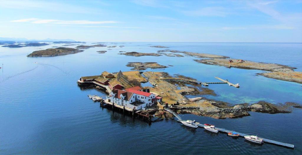 LeiraRingholmen Sjøhus的水中拥有房屋和船只的岛屿