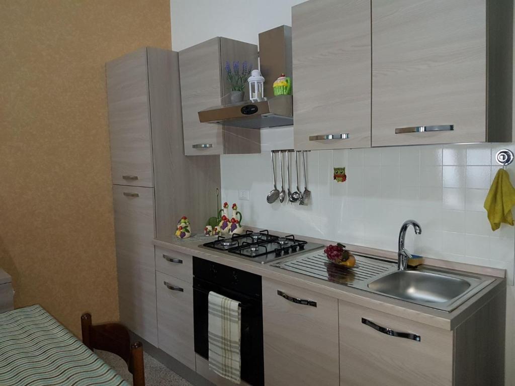 拉卡莱Appartamento low cost nel cuore del Salento的小厨房配有炉灶和水槽