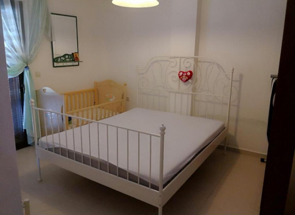 希维利Luxury Sea View Vila 125m2的一张带婴儿床的小房间内的白色婴儿床