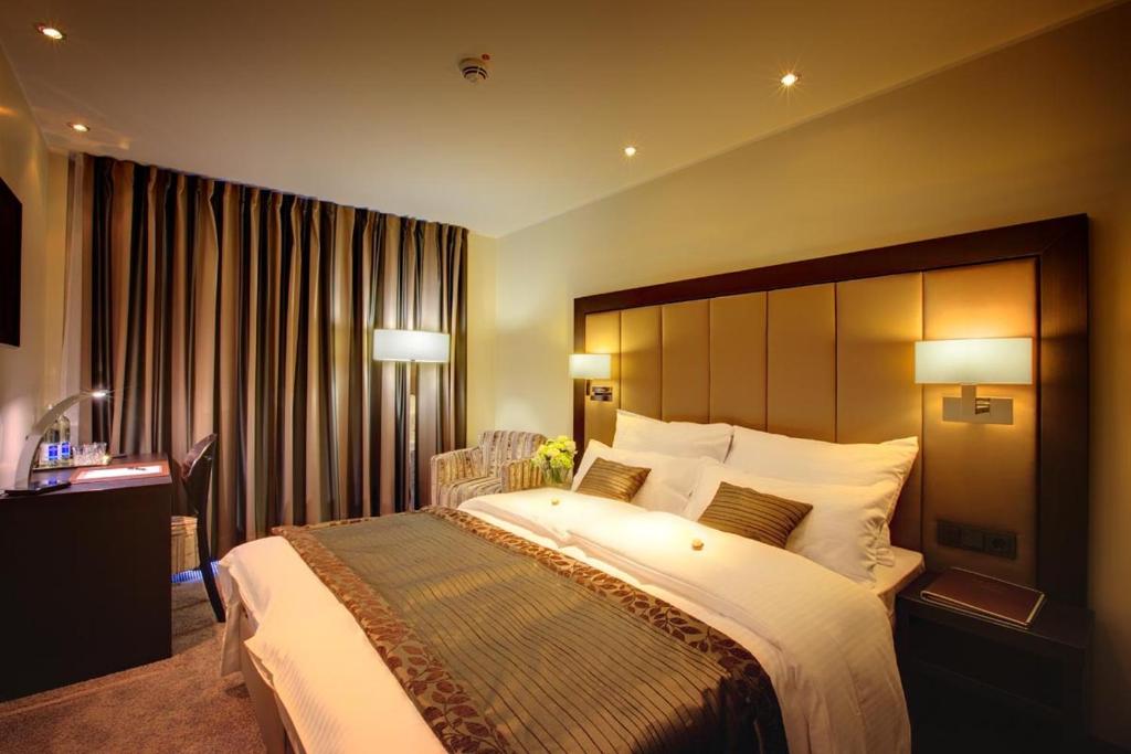 杜塞尔多夫法伍儿酒店的一间位于酒店客房内的带大床的卧室