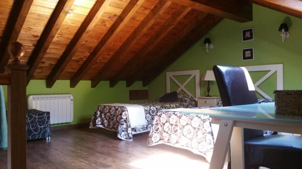 TrescaresLAS VILLAS DEL PONTON的一间卧室设有绿色的墙壁、一张床和一张桌子