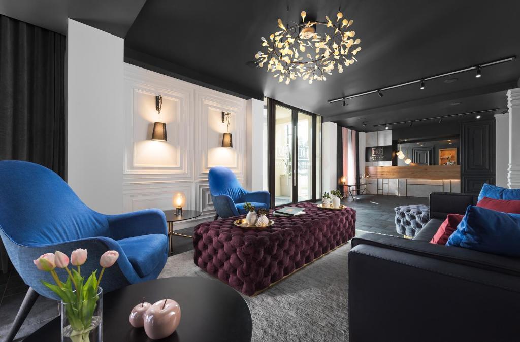 蒂米什瓦拉Hotel Del Corso的客厅配有沙发、椅子和吊灯