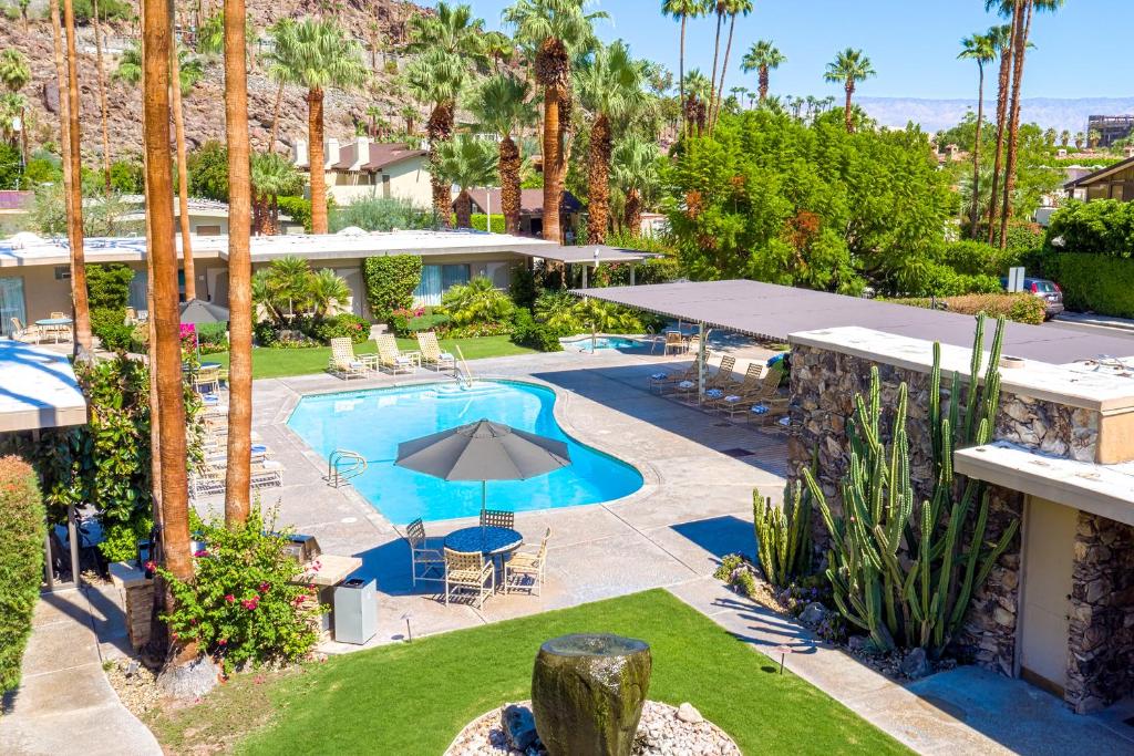 棕榈泉Desert Hills的享有度假村的空中景致,设有游泳池和棕榈树