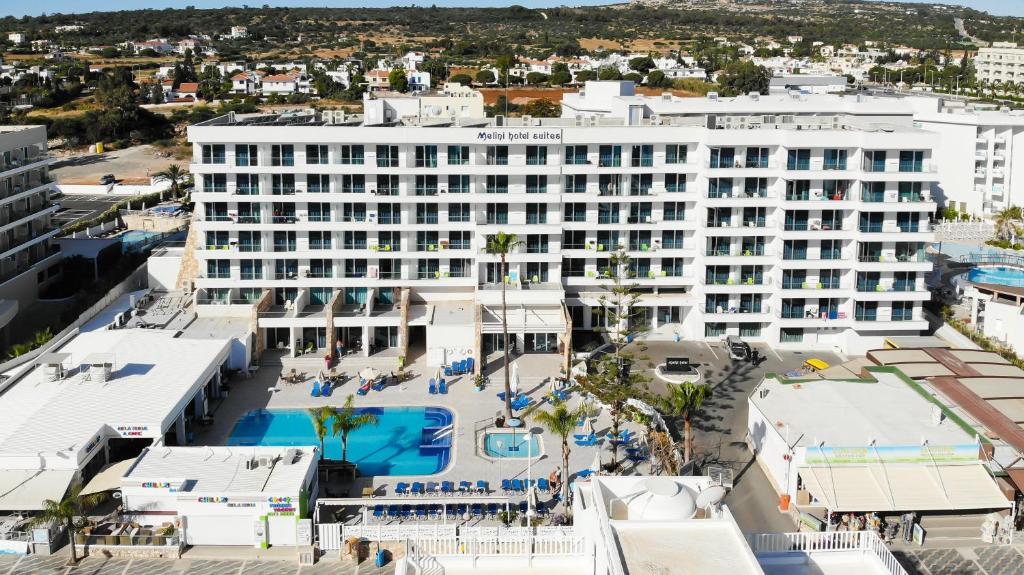 普罗塔拉斯Melini Hotel Suites的享有酒店空中美景,设有游泳池