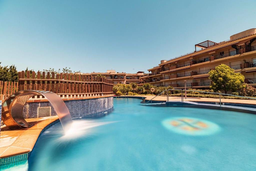 圣卡洛斯拉腊皮塔金沙滩公寓 的一个带水滑梯的大型游泳池