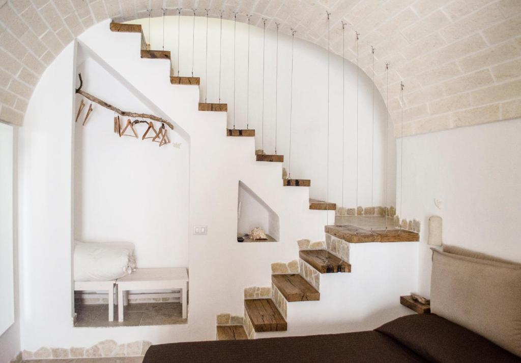 维耶斯泰La casa del geko的白色墙壁的房间里的一个楼梯