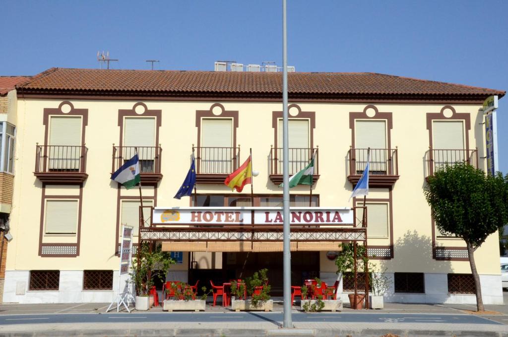 莱佩拉诺里亚酒店的前面有旗帜的建筑