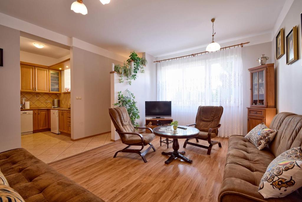 德兹维济诺Apartament Zuzia的客厅配有沙发和桌子