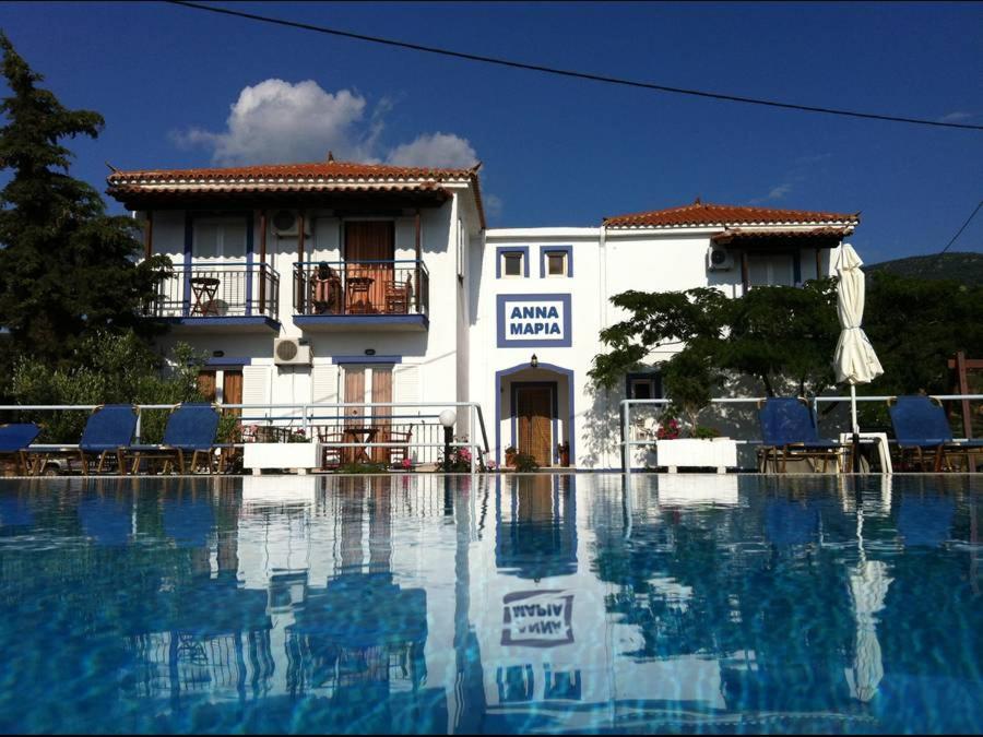 帕特雷Annamaria Studios & Apartments的大楼前设有游泳池的酒店
